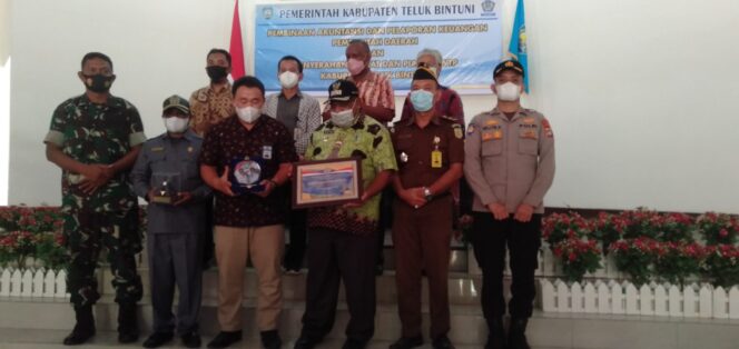 
 Wakil Bupati Teluk Bintuni, Matret Kokop bersama Kanwil Ditjen Perbendaharaan Papua Barat dan Forkopimda pose bersama usai kegiatan 