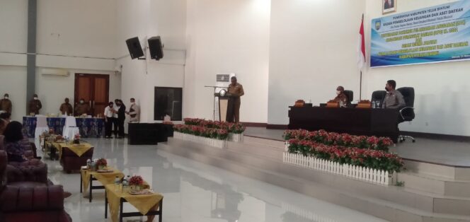 
 Bupati Teluk Bintuni, Ir. Petrus Kasihiw, MT memberi sambutan pada acara penyerahan DPA di gedung Sasana Karya, Senin (21/3/2022).