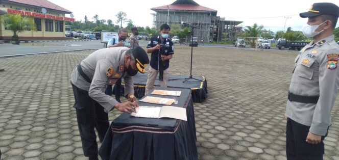
 Kapolres Bintuni menandatangani berkas Zona Integritas  menuju Wilayah Bebas Korupsi.