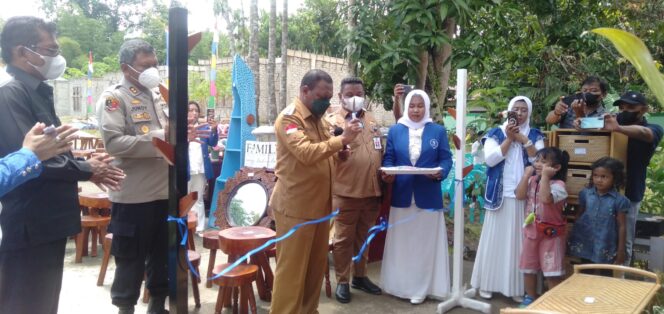 
 Bupati Teluk Bintuni, Ir. Petrus Kasihiw, MT meresmikan UMKM IWAPI Bintuni