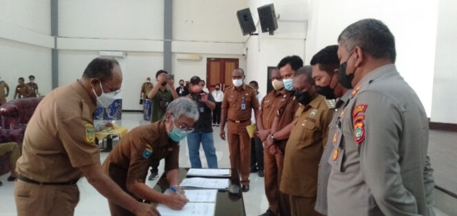 
 Penandatanganan berita acara Sertijab yang disaksikan Forkopimda Teluk Bintuni
