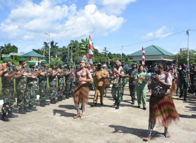 
 Pangdam Kasuari beserta rombongan didampingi Forkopimda Teluk Bintuni berkunjung ke Kodim Bintuni.