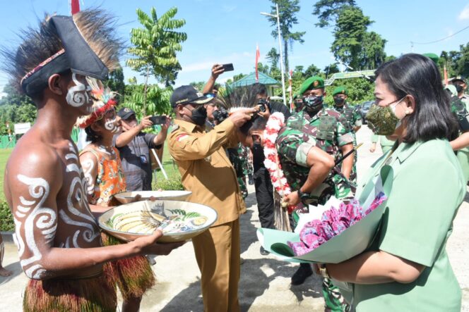 
 Pangdam mengikuti prosesi pengalungan bunga oleh Bupati Teluk Bintuni, Petrus Kasihiw sebagai tanda ucapan selamat datang
