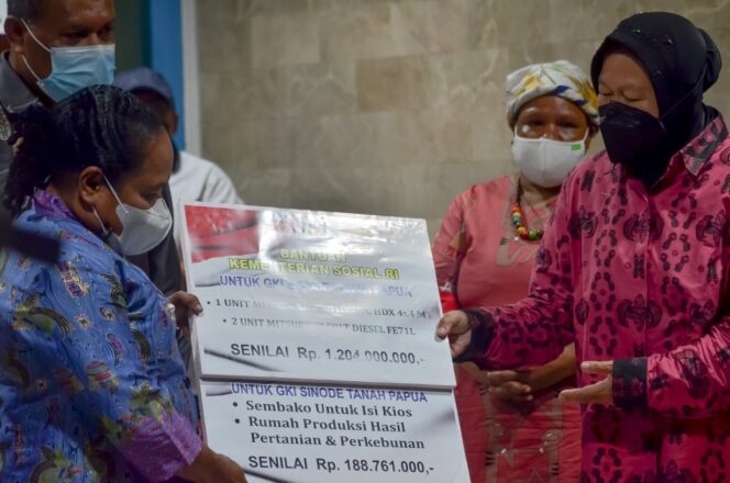 
 Mensos Risma serahkan hibah secara simbolis yang diterima Bendahara Sinode GKI di Tanah Papua.