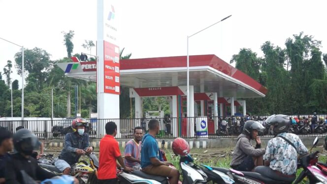 
 Nampak antrian kendaraan saat terjadi kelangkaan BBM di salah satu SPBU di Papua Barat. | foto dok