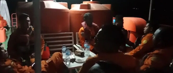 
 Tim Rescue Kantor SAR Manokwari tengah berada diatas kapal pencarian.