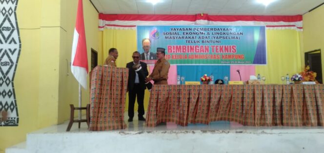 
 Bupati didampingi Anggota DPRD Papua Barat dan Kepala Dinas PMK menabuh tifa, tanda dibuka kegiatan secara resmi
