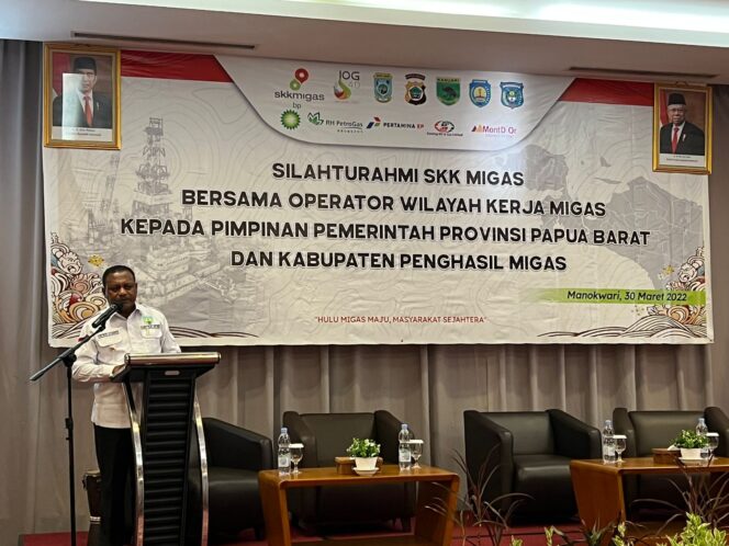 
 Bupati Teluk Bintuni, Ir. Petrus Kasihiw, MT memberikan sambutan di acara silahturahmi SKK Migas dengan Pemda asal daerah penghasil Migas di Manokwari, Rabu (30/3/2022)