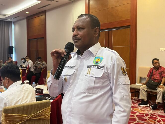 
 Bupati Teluk Bintuni, Ir. Petrus Kasihiw, MT