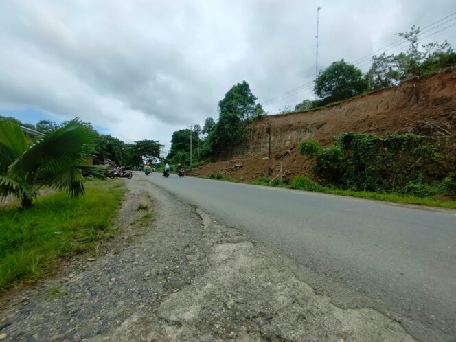 
 Ruas jalan tepatnya di depan Kompleks Nusantara, distrik Bintuni yang direncanakan menjadi jalur pelebaran. 