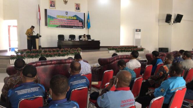 
 Asisten III Sekda Teluk Bintuni, Izaac Laukon saat memberikan sambutan