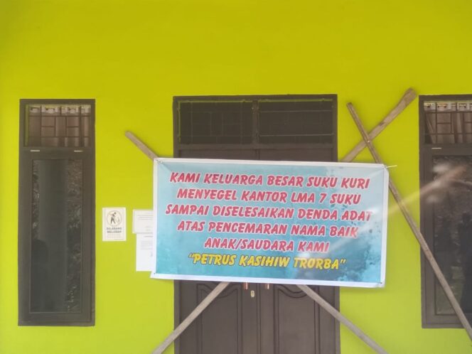 
 Kantor LMA Tujuh Suku/Kabupaten Teluk Bintuni dipalang