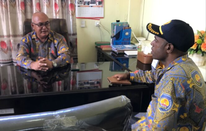 
 Kepala Dinas PM-PTSP Teluk Bintuni, Jeffry Papilaya (kiri) saat member perintah kepada staf teknis perizinan untuk segera laksanakan Instruksi Bupati.