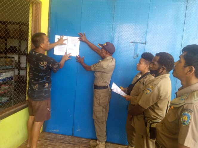 
 Salah satu kios yang menjual Miras saat didatangi aparat Satpol PP