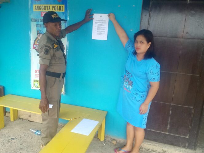 
 Staf Satpol PP Teluk Bintuni saat sosialisasikan instruksi Bupati kepada pemilik usaha THM di Bintuni.