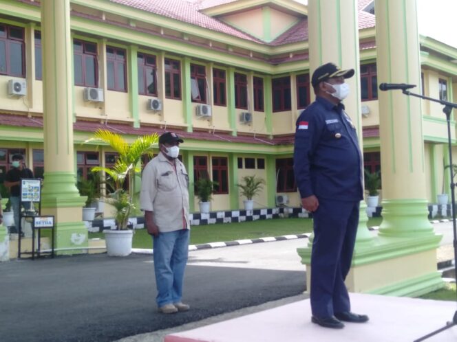 
 Bupati Kasihiw pimpin apel gabungan di halaman kantor Setda Teluk Bintuni, Jumat (8/4/2022).