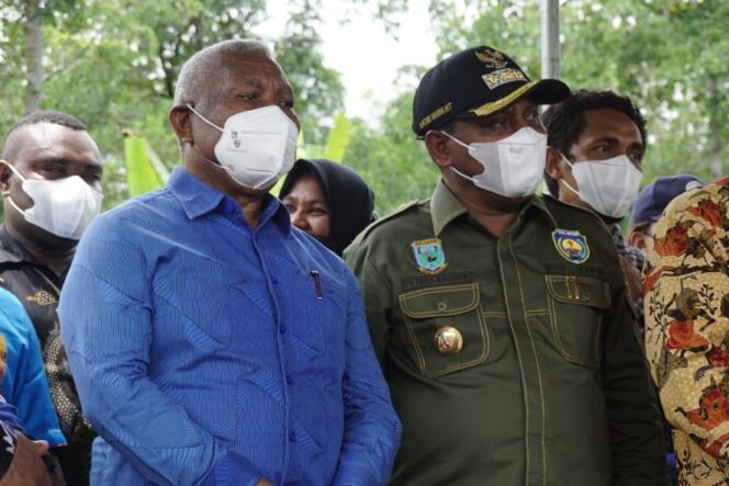 
 Bupati Kasihiw bersama Gubernur Papua Barat, Dominggus Mandacan saat mengikuti acara peletakkan batu pertama pembangunan Vihara Vamsa Bintuni