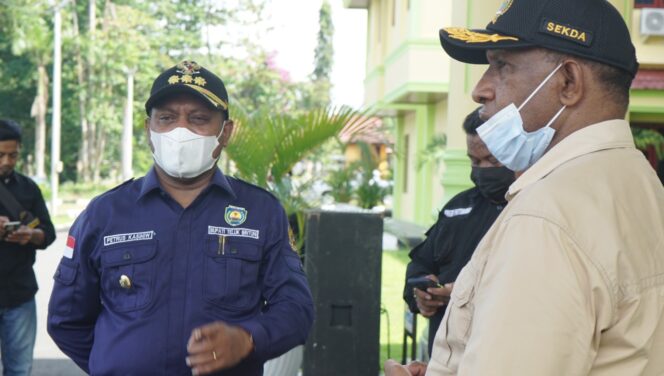 
 Bupati Teluk Bintuni, Ir. Petrus Kasihiw, MT saat berbincang ringan bersama Plt Sekda Teluk Bintuni, Drs. Frans N. Awak belum lama ini.