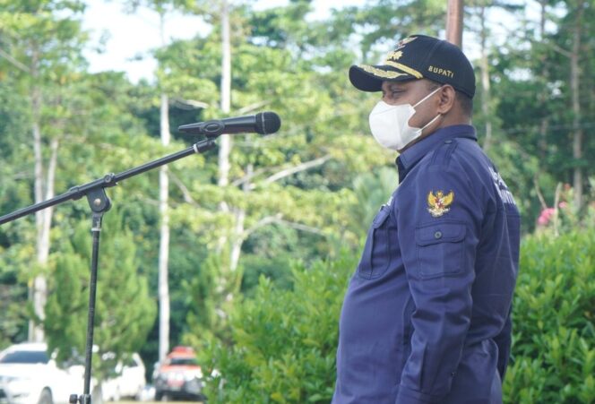 
 Bupati Teluk Bintuni, Ir. Petrus Kasihiw, MT saat memimpin apel gabungan, Jumat (8/4/2022) di halaman kantor Setda Teluk Bintuni