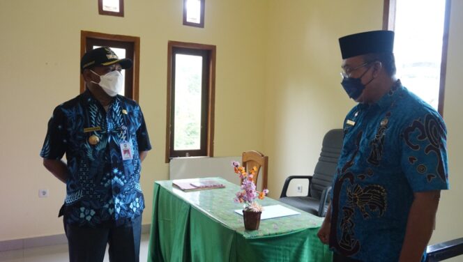 
 Bupati Kasihiw bersama Kepala Dinas PMK, Haris Tahir dalam suatu kesempatan