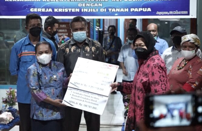 
 Mensos Risma saat menyerahkan bantuan secara simbolis kepada Sinode GKI di Tanah Papua yang diterima BP Am Sinode GKI.