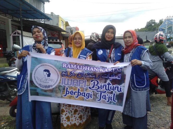 
 IWAPI Teluk Bintuni Bagi Takjil