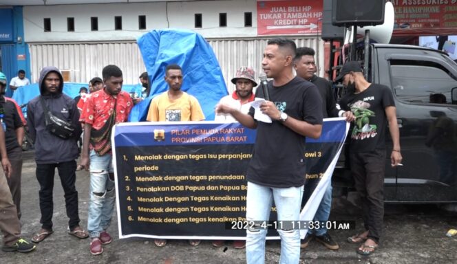 
 Pilar Pemuda Rakyat Papua Barat gelar demo menolak Presiden Jokowi 3 periode dan juga kenaikan harga BBM