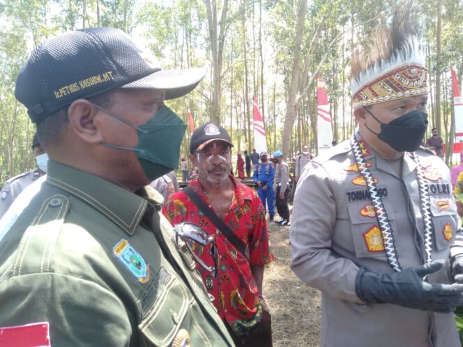 
 Kapolda dan Bupati usai menanam Mangrove