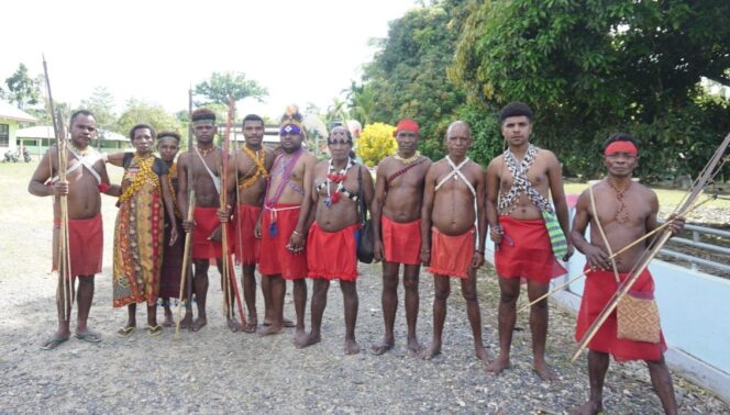 
 Warga Jemaat GKI Gilgal Atibo yang memakai busana khas Suku Sougb saat menghadiri ibadah Jumat Agung