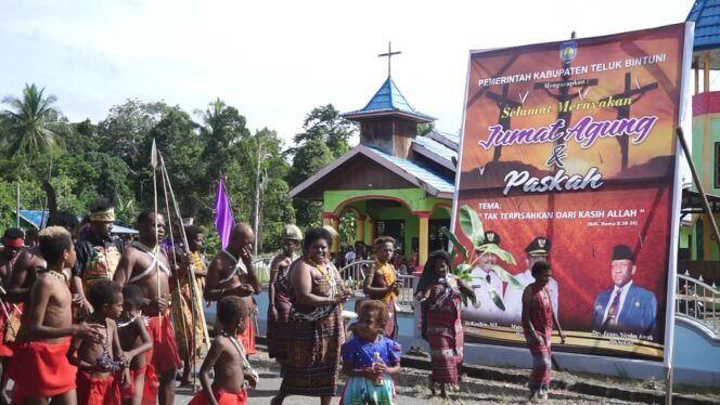 
 Wasek Klasis GKI Teluk Bintuni dan Plt Sekda Teluk Bintuni saat diantar Jemaat menuju gedung Gereja Gilgal Atibo.