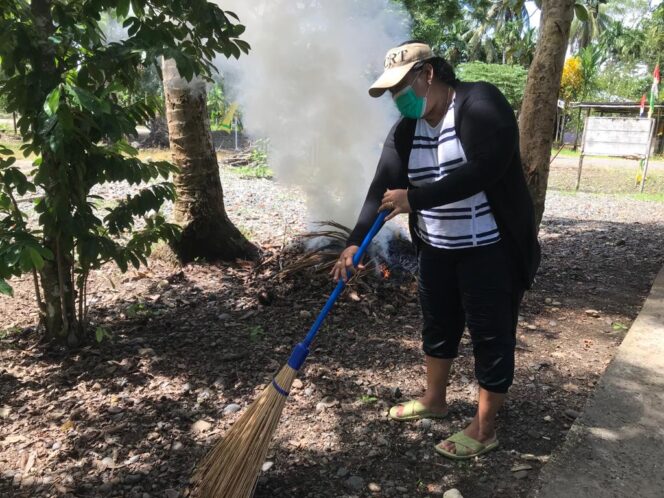 
 Ketua TP PKK Teluk Bintuni, Ny. Prisca Priscilia Kasihiw ikut bersama tim membersihkan lokasi kegiatan HKG di kampung Atibo