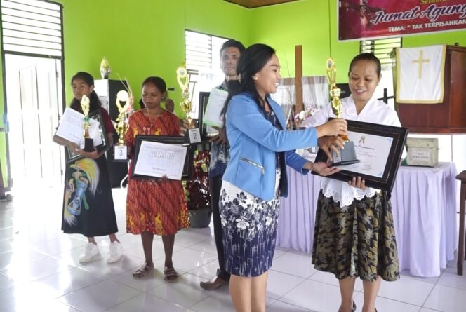
 Ketua Jemaat GKI Gilgal Atibo, Pdt. Ivone Bawole, S.Th serahkan hadiah Juara I lomba CCA kepada Unsur PW