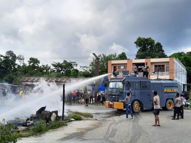 
 Satu unit kendaraan Water Canon milik Polres Teluk Bintuni dikerahkan untuk memadamkan api