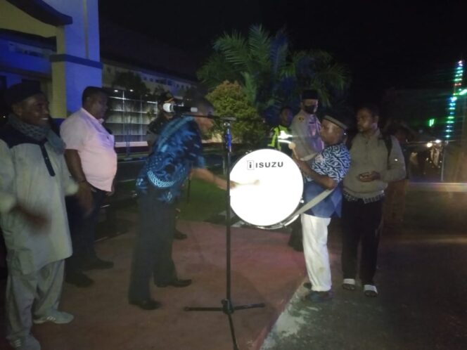 
 Bupati Teluk Bintuni, Ir. Petrus Kasihiw, MT melepas peserta pawai takbir secara simbolis