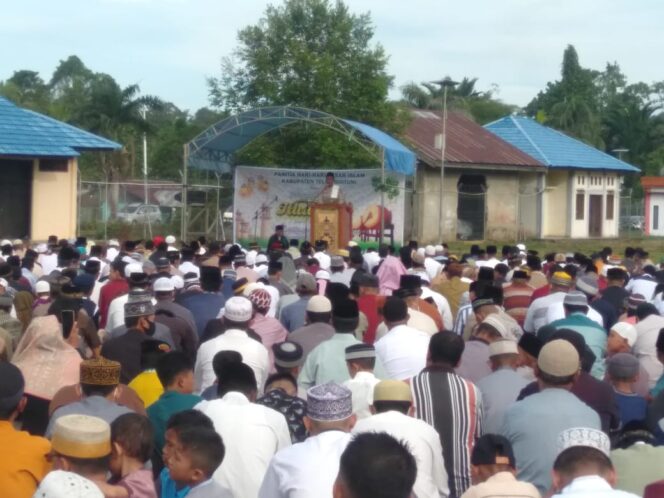 
 Suasana solat Ied di landasan pacu Bandara Steenkool Bintuni, Senin (2/5/2022).