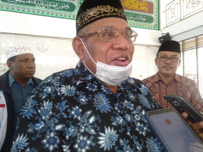 
 Wakil Bupati Teluk Bintuni, Matret Kokop saat memberi keterangan Pers