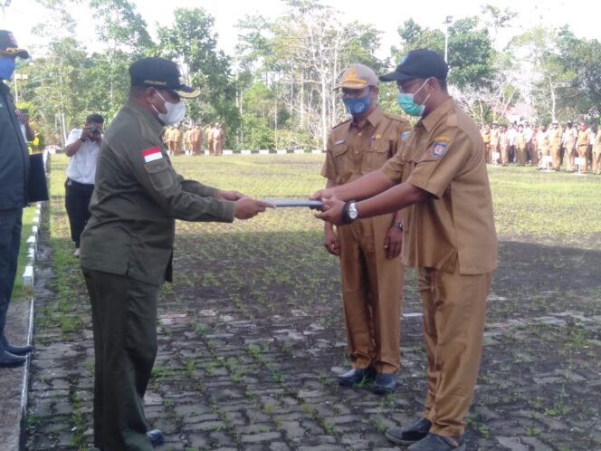 
 Bupati Teluk Bintuni, Ir. Petrus Kasihiw, MT serahkan sertipikat kepada Tim Kerja Pembekalan Kepala Daerah