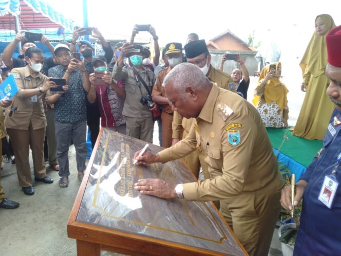 
 Gubernur Papua Barat, Dominggus Mandacan dan Bupati Teluk Bintuni, Petrus Kasihiw meresmikan Masjid Agung Akbar al Mutaqqin Bintuni