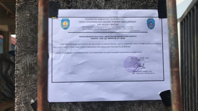 
 Selebaran yang terpampang di salah satu sekolah yang memuat pemberitahuan tentang dihentikannya aktifitas belajar mengajar untuk sementara waktu.