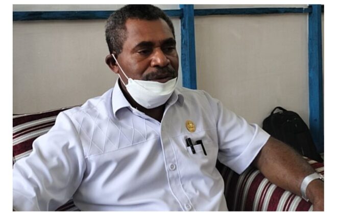 
 Plt Kepala Dinas Dikbudpora Teluk Bintuni, Albertus Anofa / foto istimewa