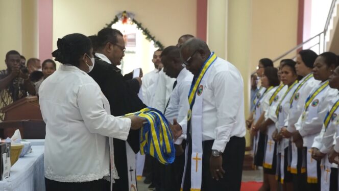 
 Ketua Jemaat GKI Via Dolorosa, Pdt. Ferdinand Tulus menyematkan Kuk berupa Stola dan Medali berlogo GKI kepada Pnt. Franky Mobilala. Hal ini menandakan 65 Majelis Periode 2022-2027 telah sah bergabung dalam barisan Pelayan GKI di Tanah Papua.