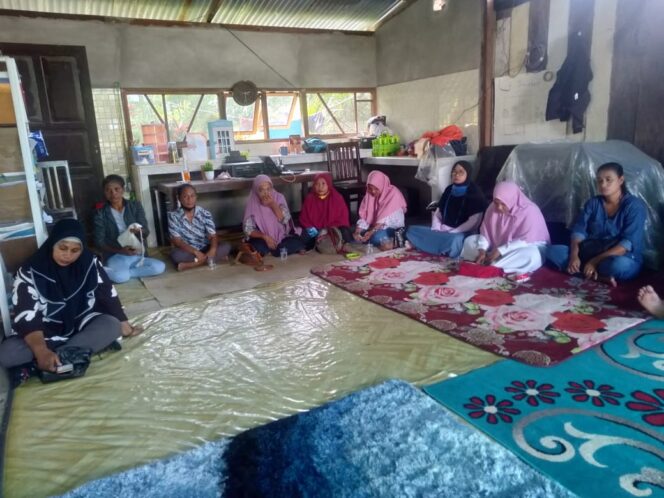 
 Suasana rapat PGRI yang dihadiri para Kepala Sekolah, Dewan Guru dan pengurus PGRI, bertempat di salah satu rumah Pengurus PGRI Teluk Bintuni, Minggu (15/5/2022).