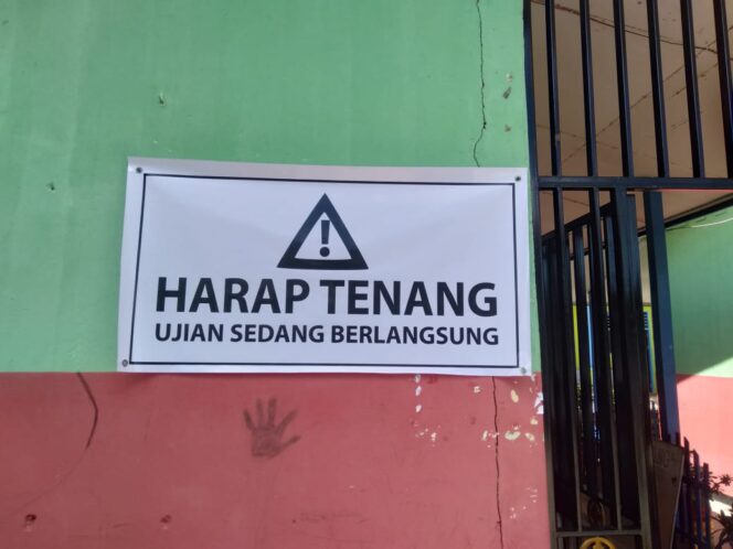
 Lembaran berisi pemberitahuan tengah diadakan ujian disalah satu SD di Bintuni. Jalannya US hari pertama, terpantau berjalan kondusif.
