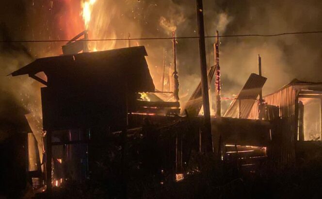 
 Suasana rumah-rumah yang terbakar. (foto:Istimewa)