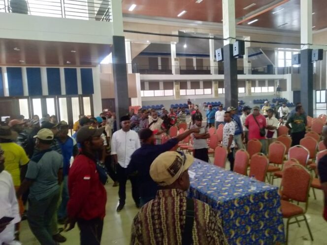 
 Suasana ricuh di GSG saat pertemuan untuk membahas pembagian dana kompensasi tahap dua sebesar Rp 16,2 M