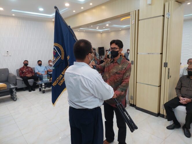 
 Penyerahan bendera Pataka PWI oleh Ketua PWI Papua Barat, Bustam kepada Ketua PWI Sorong Raya, Wahyudi