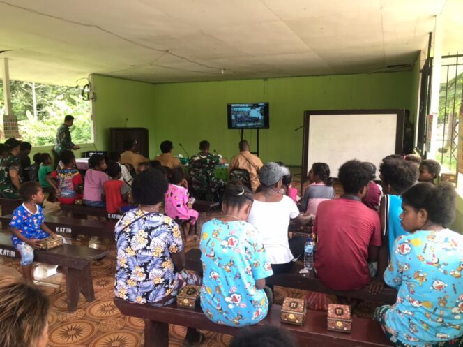 
 Suasana pencanganan pengentasan buta aksara yang diikuti secara daring oleh Dandim, Asisten II Sekda serta warga Atibo. 
