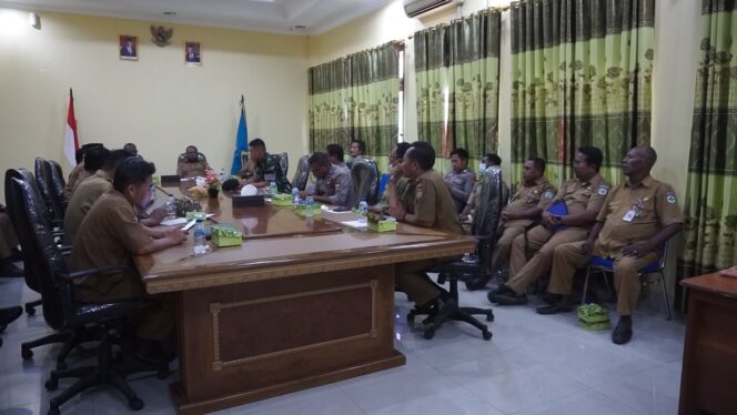 
 Suasana rapat koordinasi Panpel HUT Kabupaten Teluk Bintuni ke-19 diruang rapat kantor Setda Teluk Bintuni, Selasa (31/5/2022).
