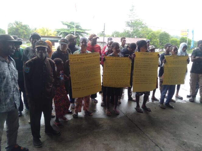 
 Demo di Kantor DPRD Teluk Bintuni, Masyarakat Sebyar Ancam Lakukan Pemalangan