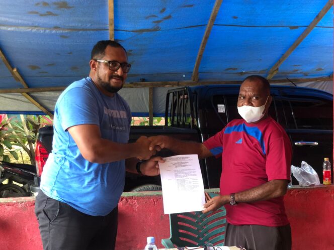 
 Ketua Perbasi Teluk Bintuni, Rheinhard Maniagasi (kiri) menyerahkan SK Panpel Turnamen Bupati Cup I Tahun 2022 kepada Ketua Panpel, Yanuarius Baru.